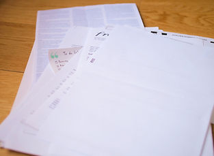 Une pile de papier avec une to do list caché entre les feuilles.