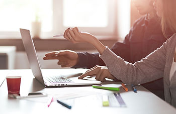 Un couple qui discute et mets en place un plan