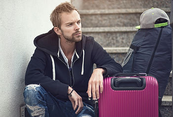 Un homme avec ses bagages