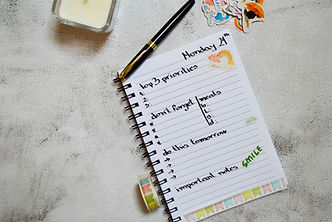 Une to-do liste très jolie, avec des stickers et des petits dessins.