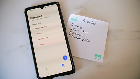 Deux to-do list. Une sûre du papier et une sûre le téléphone.