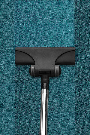 aspirateur qui nettoie de la moquette