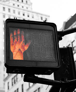 Un feu piéton américain avec une main en rouge pour signifier l’arrêt