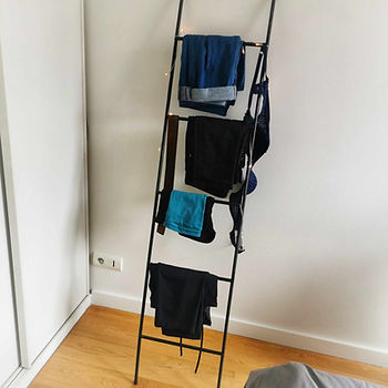 une échelle décorative avec des vêtements dessus