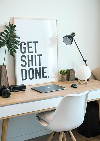 Un grand bureau avec tiroirs