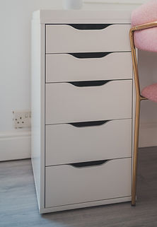 un meuble avec beaucoup de tiroirs