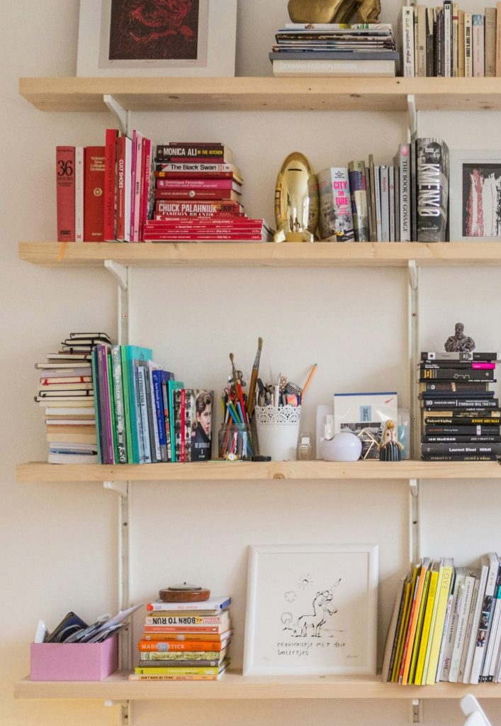 Une étagère bien remplie dans le bureau.
