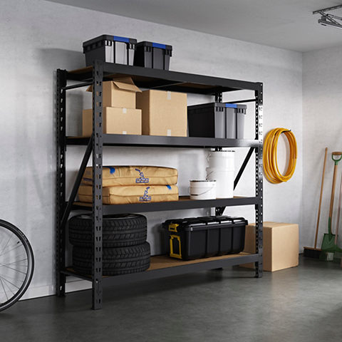 Une étagère dans un garage avec des cartons et des boites posé dessus
