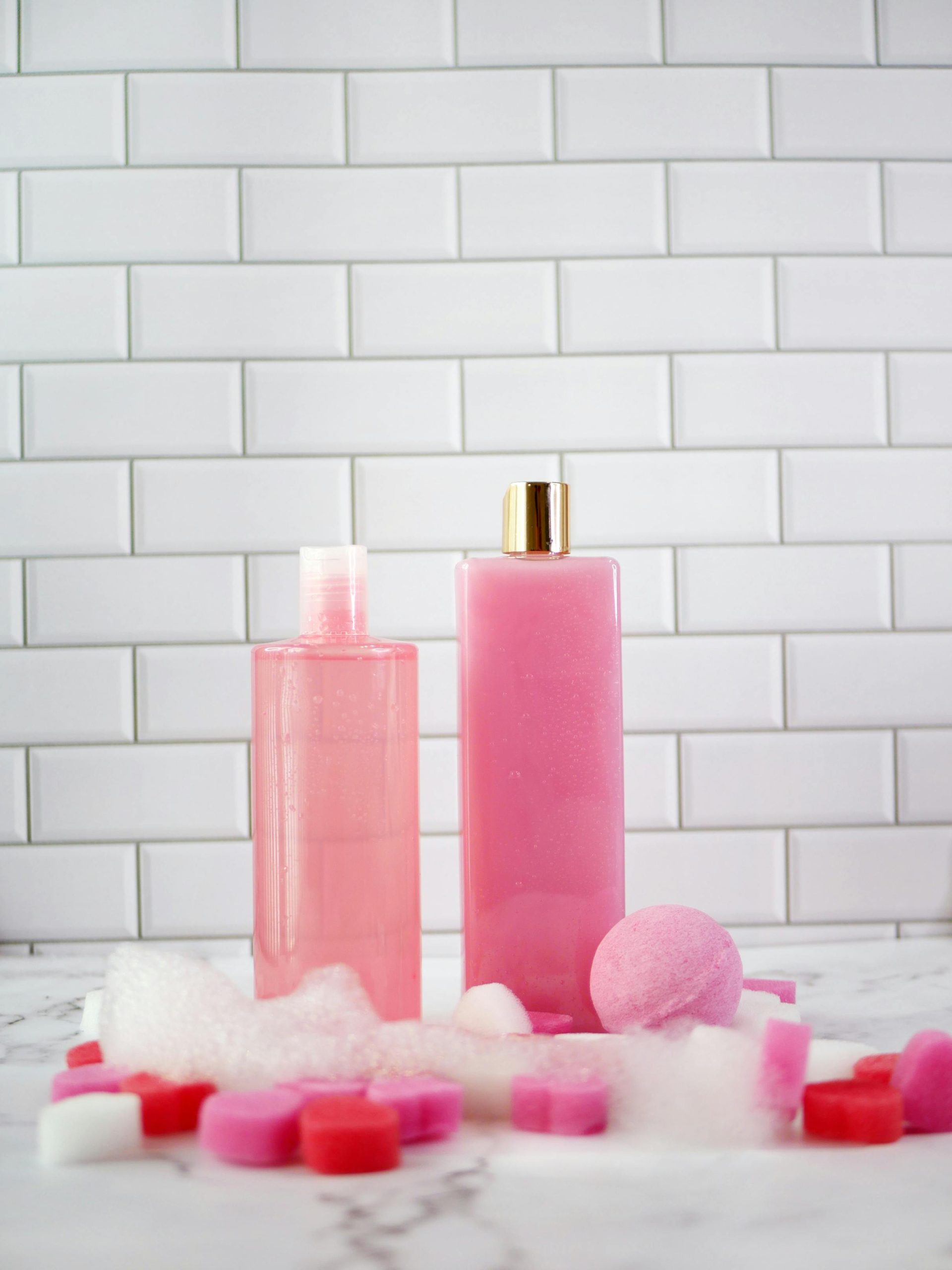 gel douche et shampoing dans une salle de bain