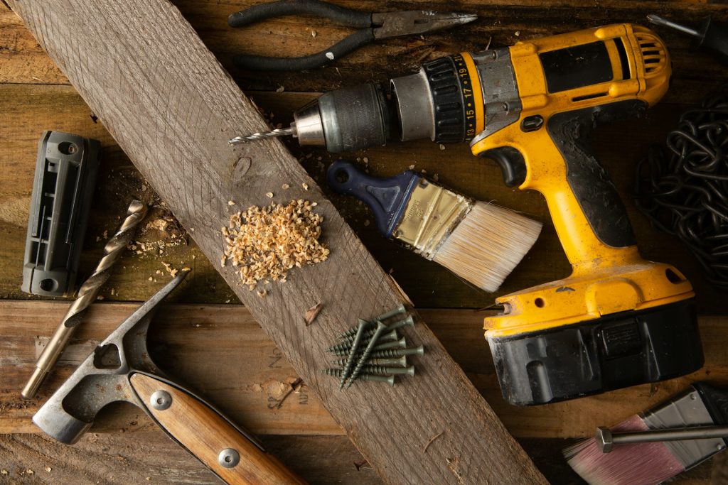 des outils de bricolage, une perceuse et des clous