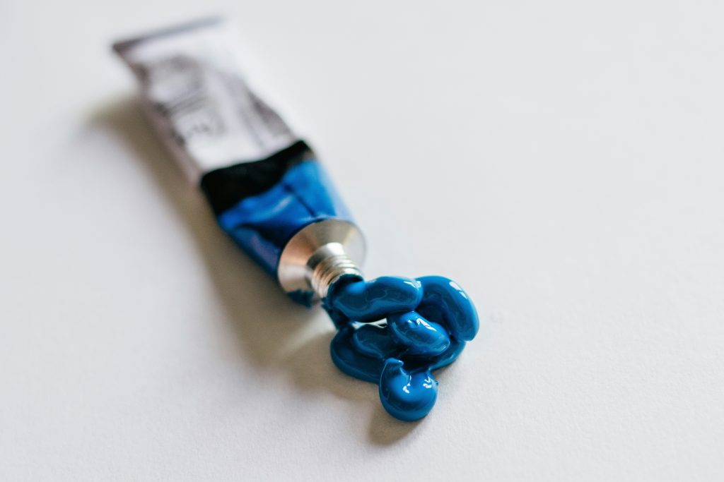un tube de peinture bleu