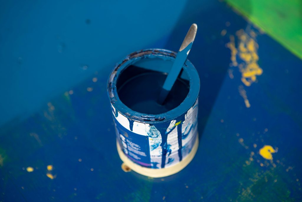 un pot de peinture bleu ouvert