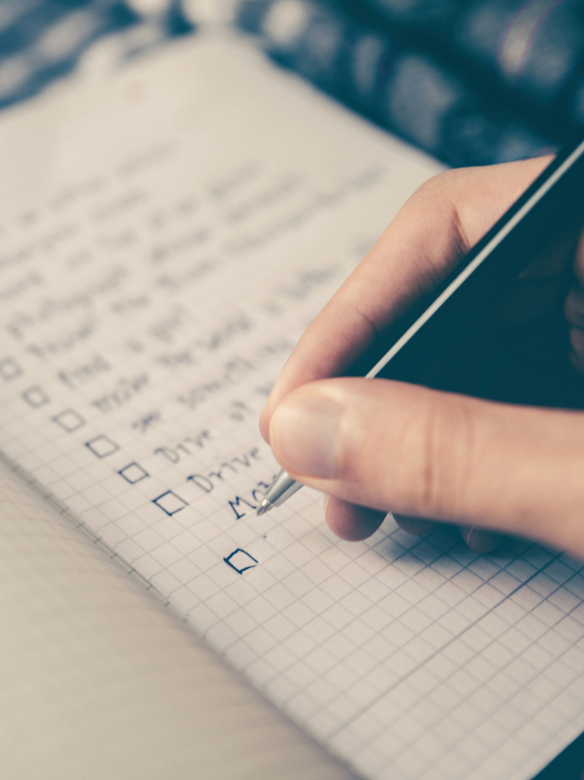 une personne qui fait une checklist