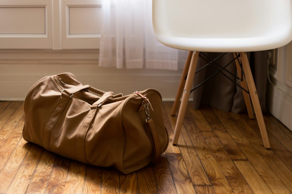 un sac de voyage souple sur le sol