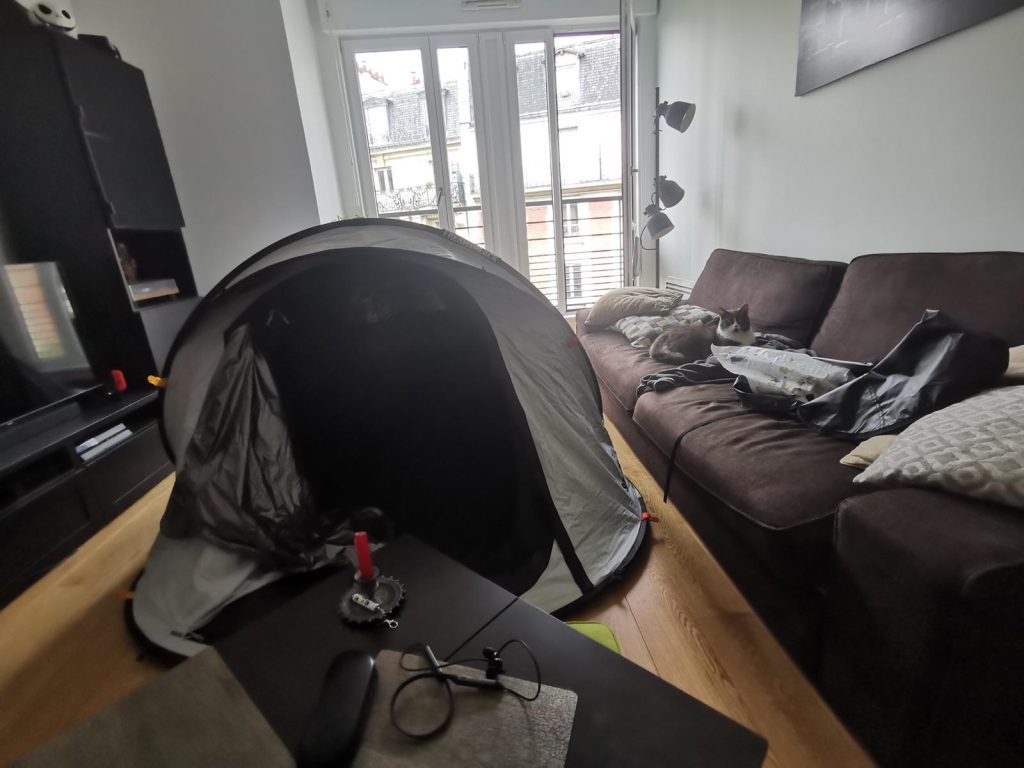 une tente au milieu d'un petit salon