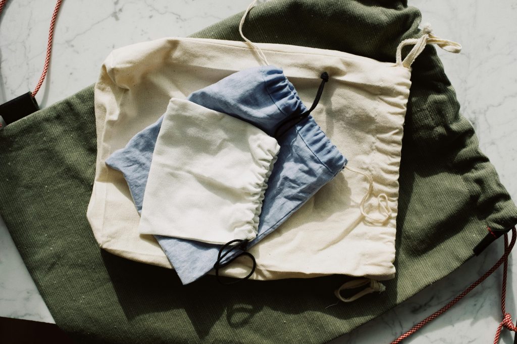 Des pochettes en tissus de tailles et de couleurs différentes