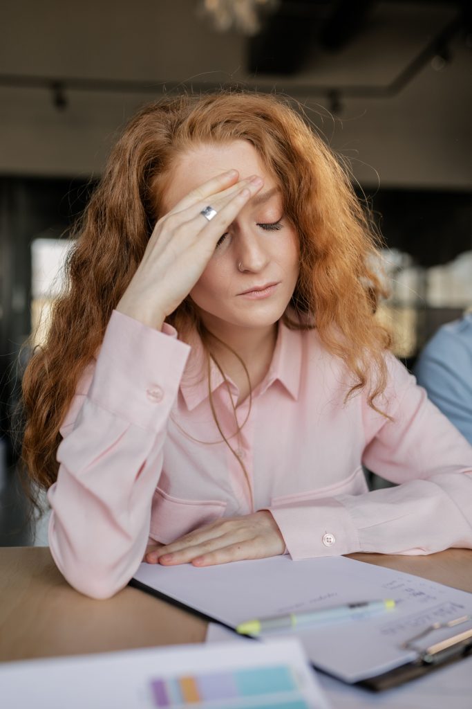 une femme fatiguée devant une liste à faire