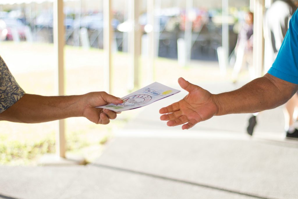 une femme qui donne une fiche à son mari