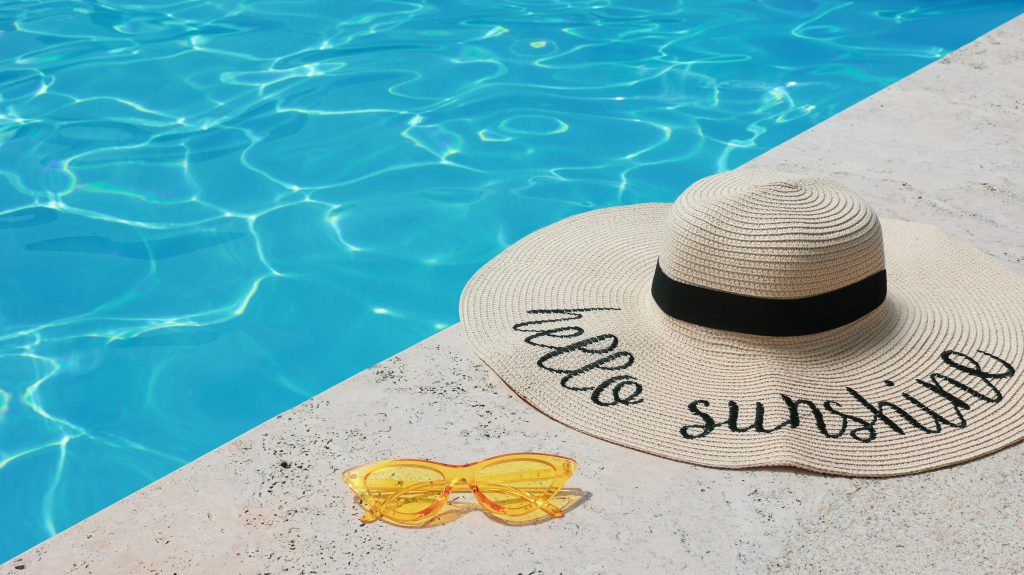 Un grand chapeau sur le bord d'une piscine