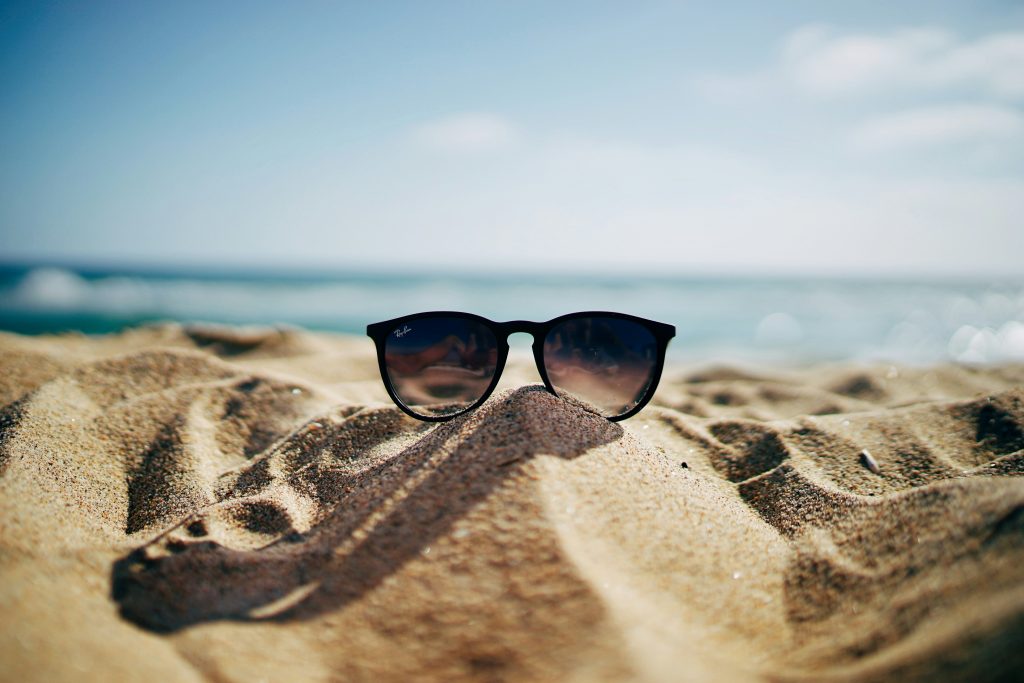 une paires de lunette sur la plage