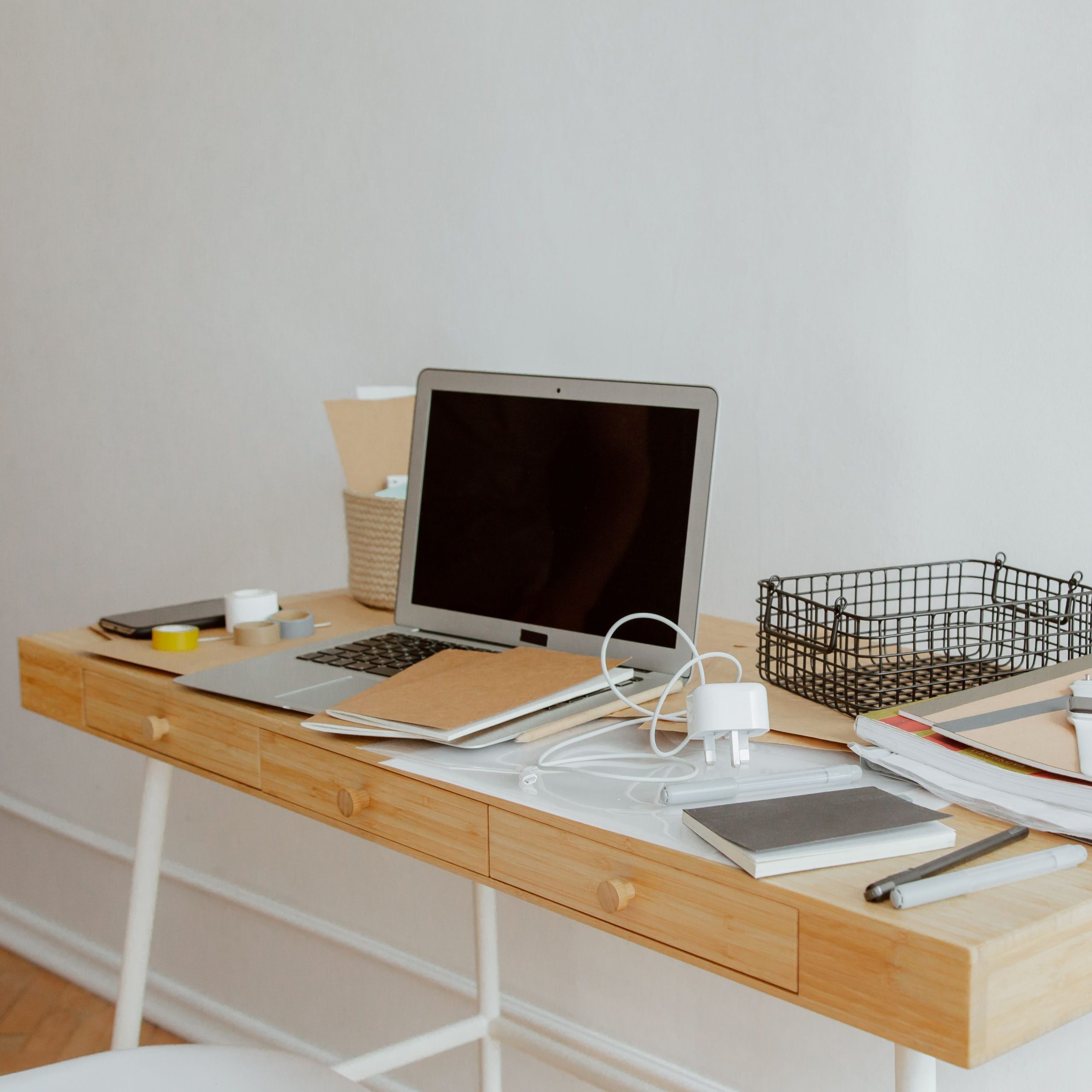 un bureau avec des objets en vrac.