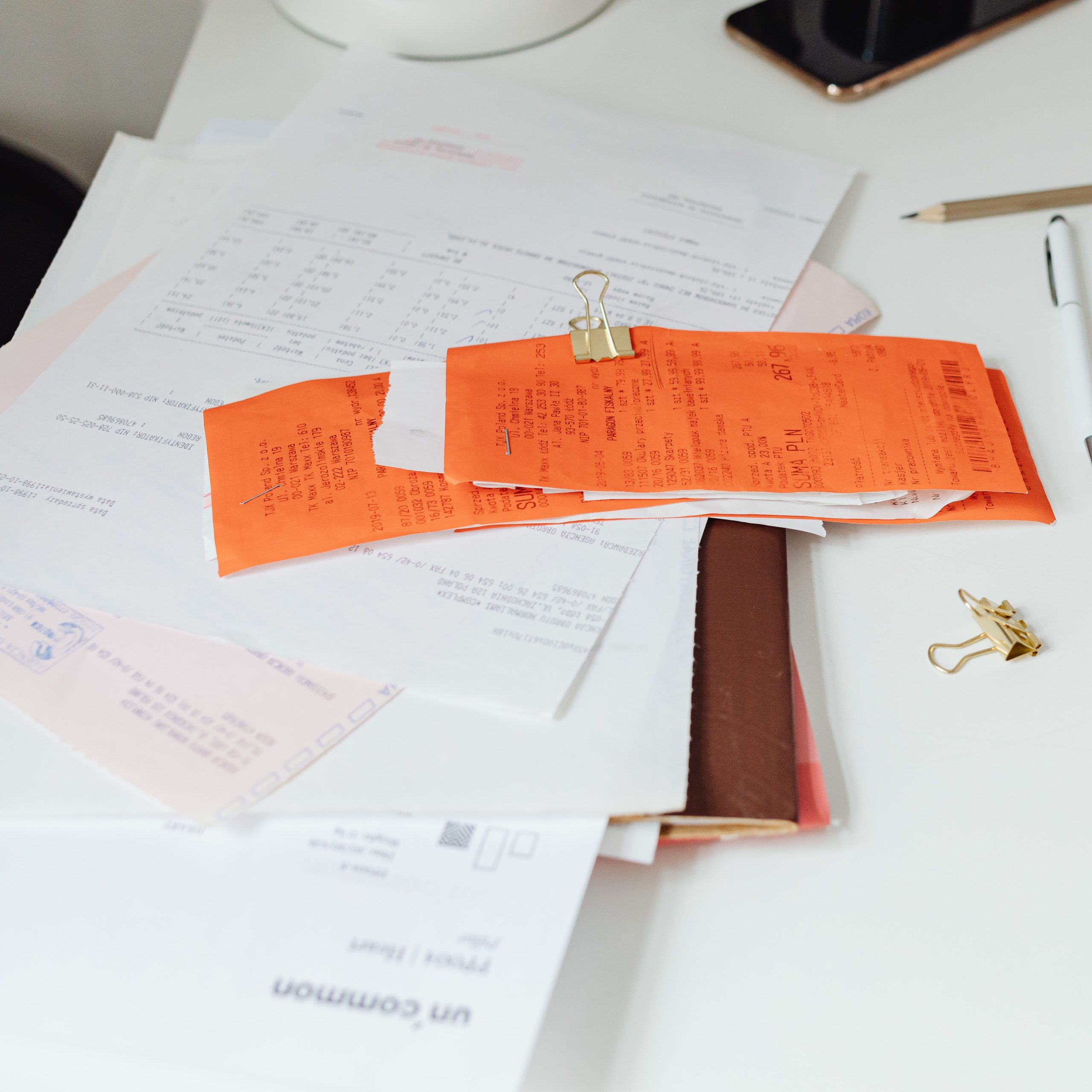 une pile de papier à trier