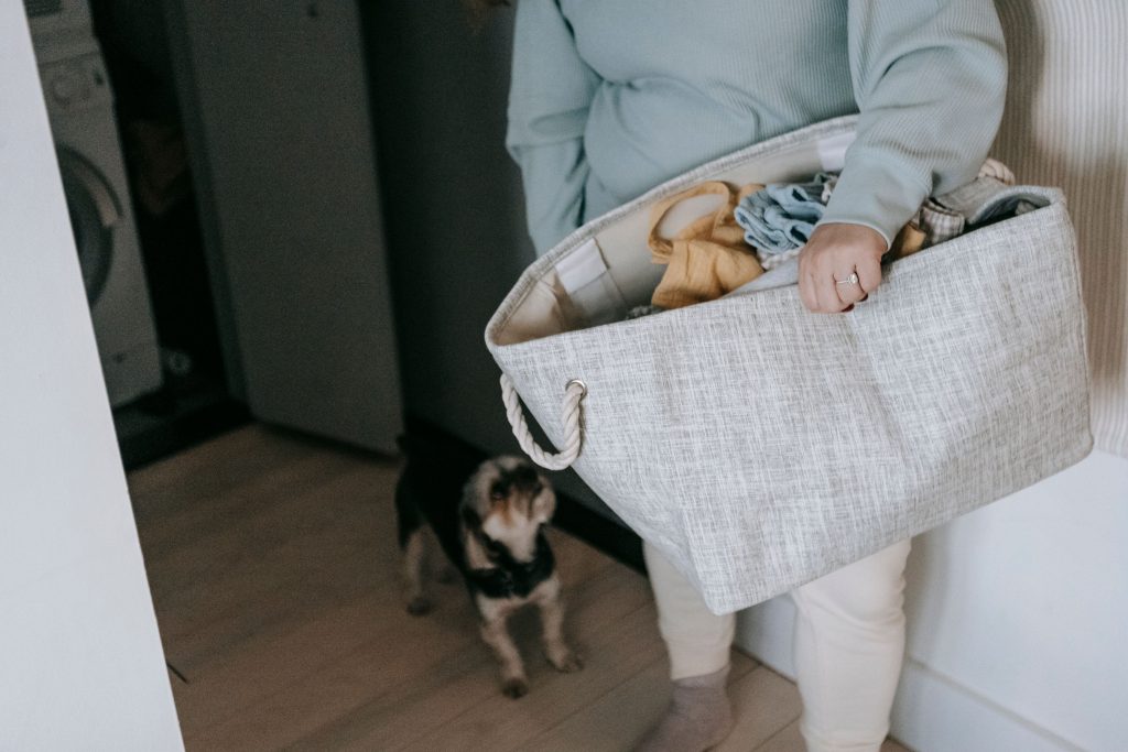 Une femme avec un panier à linge rempli
